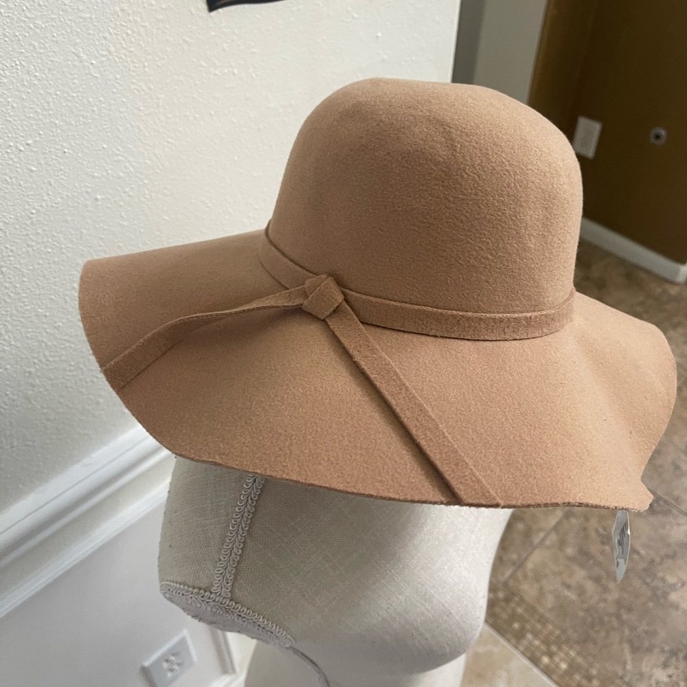 🛍️3/$25 SALE🛍️ Camel Floppy Felt Hat with Knot Band